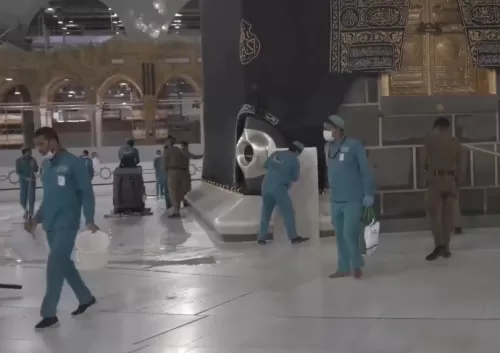 شاهد فيديو مذهل من صحن المسجد الحرام لأسرع عملية تنظيف وتعقيم في العالم خلال خمس دقائق فقط