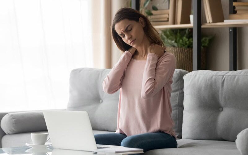 5 نصائح لتجنب آلام العظام خلال العمل عن بعد