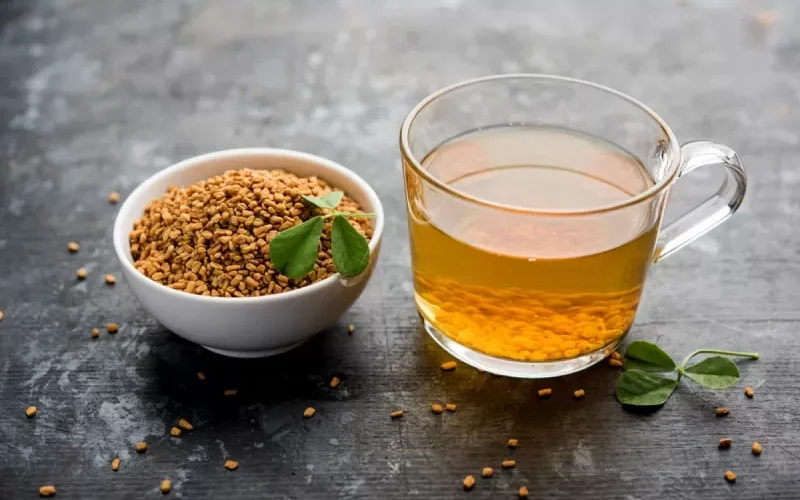 كوب من مشروب الحلبة لتفتيت الحصا وافراز الأنسولين وحماية البروستاتا وهذا هو افضل وقت لتناوله