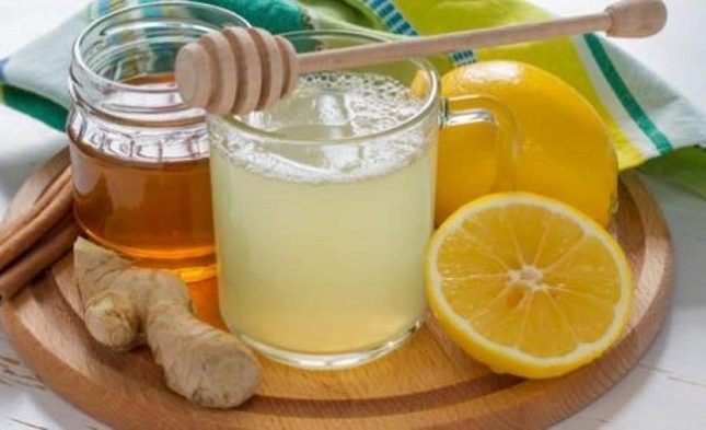 ماذا يحدث لجسمك عند شرب العسل مع الماء بالليمون؟