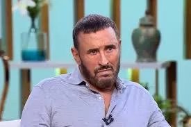 السبب الحقيقي لبتر قدم كاظم الساهر, وتركيب طرف صناعي له