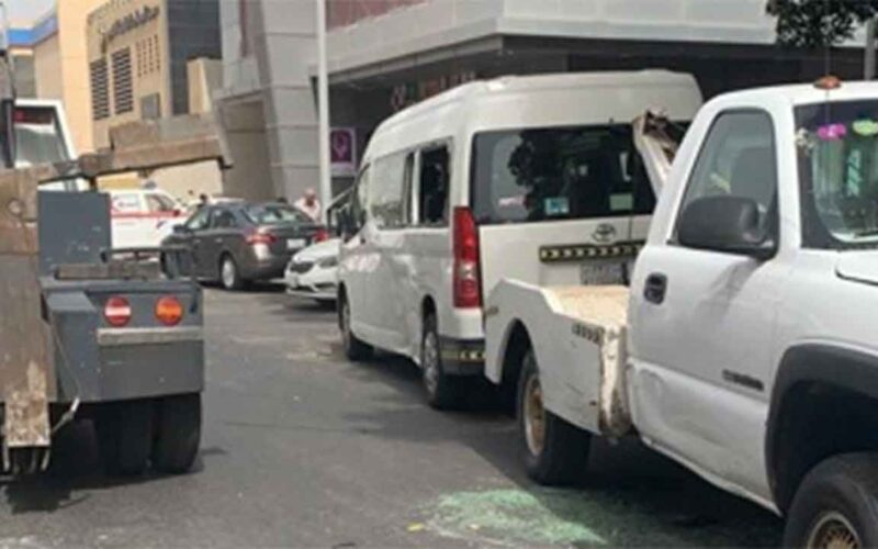 بالصور: انقلاب حافلة ركاب وإصابة 8 أشخاص في جدة