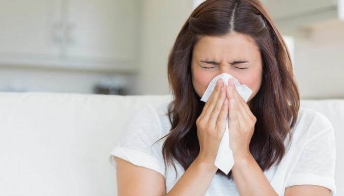 ما الطريقة الصحيحة للعطس أثناء الجائحة؟