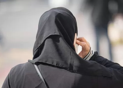 شاهد: سعودية تخلع الحجاب في بث مباشر وتصف زوجها بالحذاء وتتوعده بفعل هذا الأمر الفاضح به