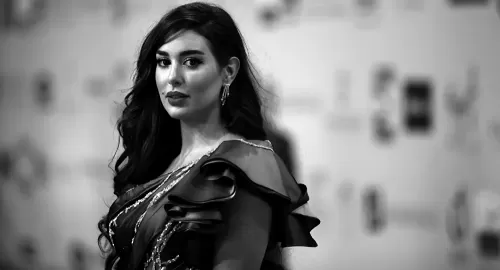 ياسمين صبري تلبس السواد حداداً على اقرب المقربين اليها