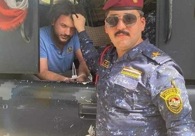 شاهد: عناصر من الشرطة العراقية تعذب شاباً وتحلق شعره بطريقة مهينة