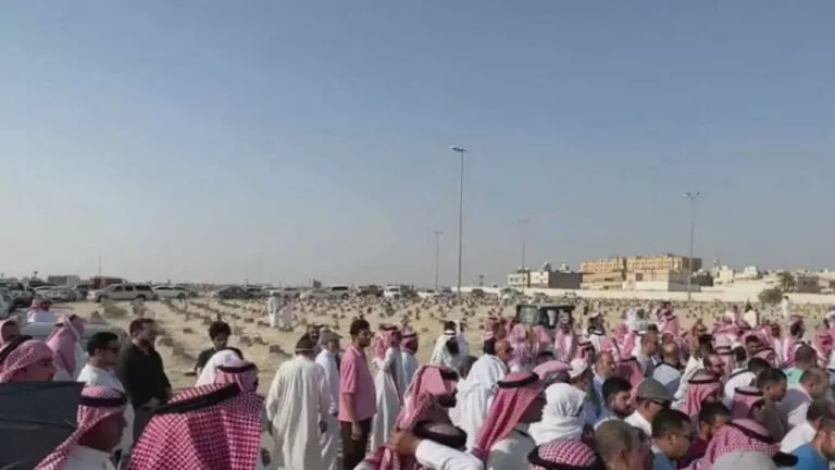 فيديو مهيب لتشييع أهالي الاحساء للعائلة الأردنية التي لقيت مصرعها بالكامل في حادث مروري أثناء العودة من اداء العمرة