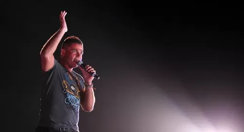 عمرو دياب يودع جمهوره بعد اصابته بكورونا