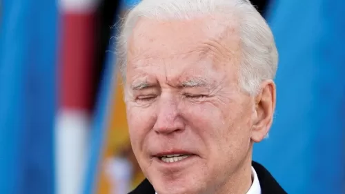 فيديو للرئيس الأمريكي وهو يذرف دموع الوداع