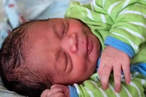 لن تصدق: وضعو طفلتهم الرضيعة في الثلاجة وهي حية لهذا السبب