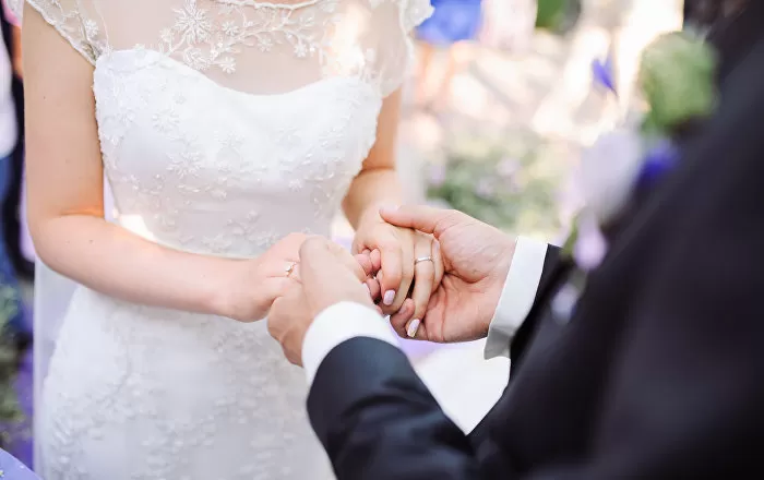 كشفت سر غريسها على سرير ليلة دخلتها فلم تتمالك نفسها واستغلت الموقف لتجعله خادم تحت قدميها