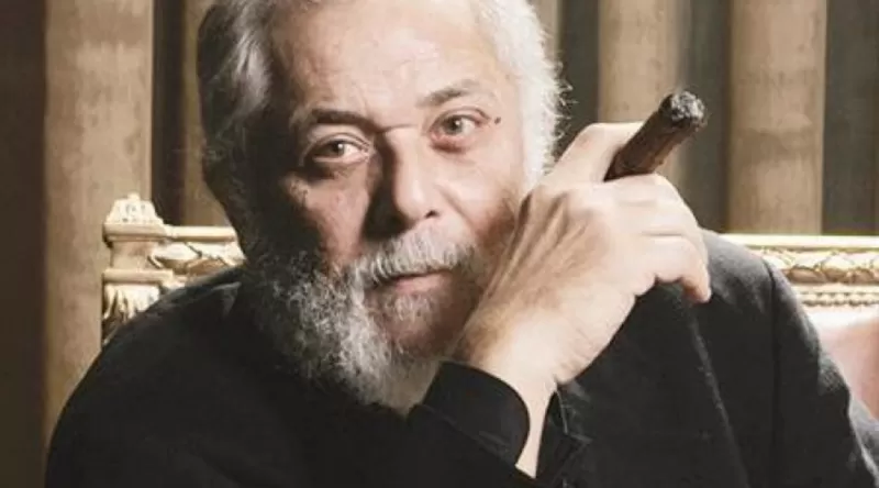 تفاصيل مؤلمة تكشف لأول مرة : الفنان الكبير محمود عبدالعزيز قتل نتيجة خطأ طبي في أسنانه .. ووصيته أبكت الجميع ؟