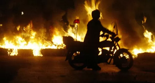 شاهد: مبنى في القاهرة ظل يحترق لثلاثة أيام قبل انهياره بطريقة مرعبة