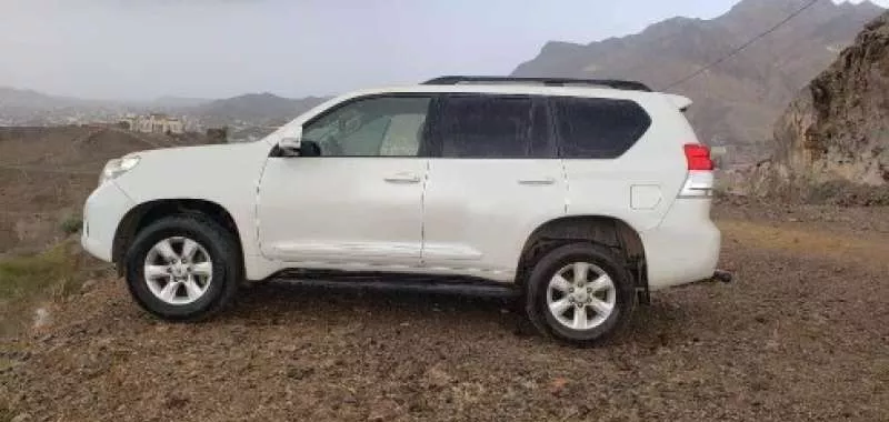 يمني نام عند ولد عمه بالسعودية.. وضع سيارته ”برادو” أمام السكن.. لكن لن تتخيل ماذا حدث