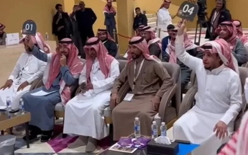 شاهد بالفيديو : رجل الأعمال الراجحي يتحدي الممثل العيسى خلال مزاد علني في الرياض