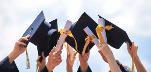 بالفيديو : ردة فعل صادمة لفتاة سعودية طلقها زوجها يوم حفل تخرجها من الجامعة