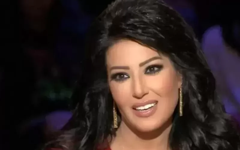 الفنانة سمية الخشاب تهتك الستر وتكشف المستور عن ما كان يفعله احمد سعد كل ليلة في غرفة النوم امامها وكان سبب طلاقها