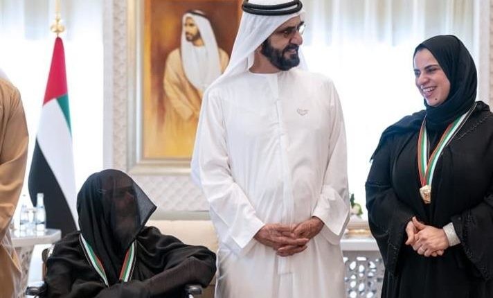 بالفيديو: في مجلس الوزراء.. الشيخ محمد بن راشد يكرّم المعلمة التي كان يبحث عنها