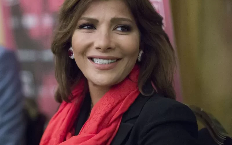 قبلة ساخنة من فنان شهير لأصالة امام زوجها وابنتها وهكذا ردت عليه !