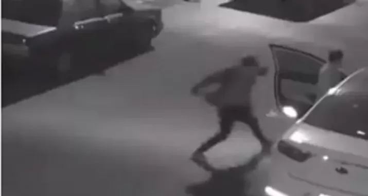 6 أشخاص يظهرون في فيديو وهم يطعنون مواطن سعودي والامن يتدخل باللحظة الاخيرة