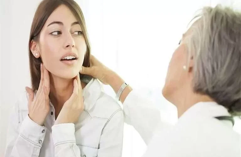 ما هي اعراض الإصابة بسرطان الغدة الدرقية ؟