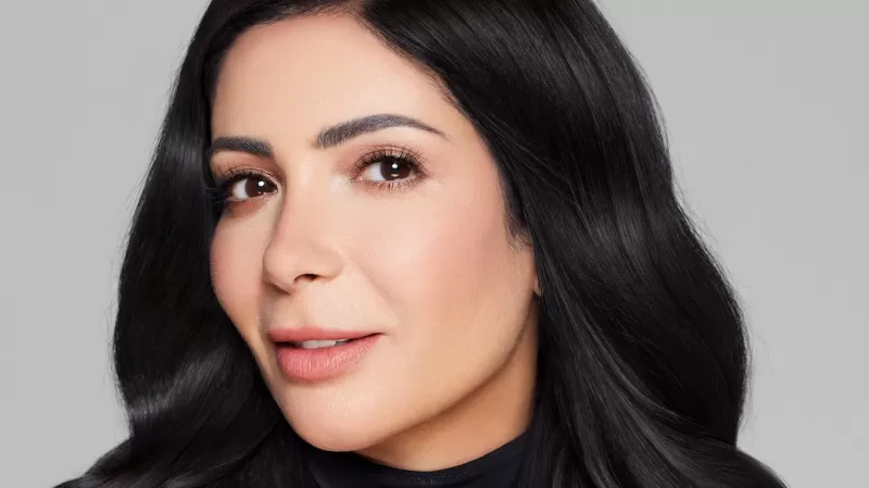 دعوات للفنان احمد حلمي بضبط زوجته منى زي بعد مشهد ساخن لها وهي تخلع الجزء السفلي من ملابسها الداخلية في هذا الفيلم الجديد