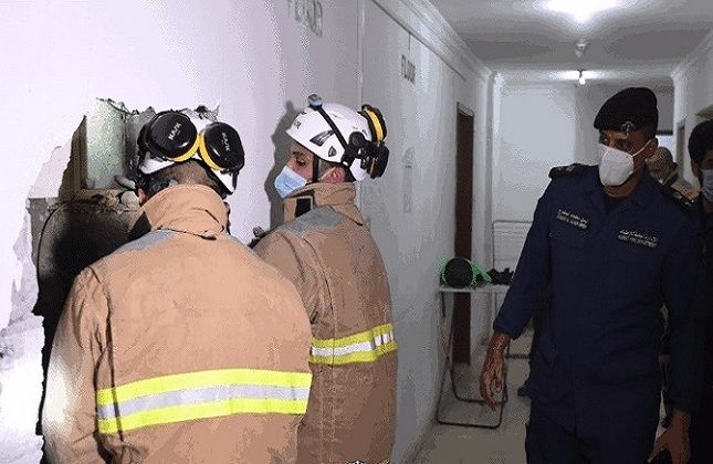 وافد بالكويت ينتحر قفزًا من الدور السابع.. شاهد: فيديو مروع للحظة استخراج جثته