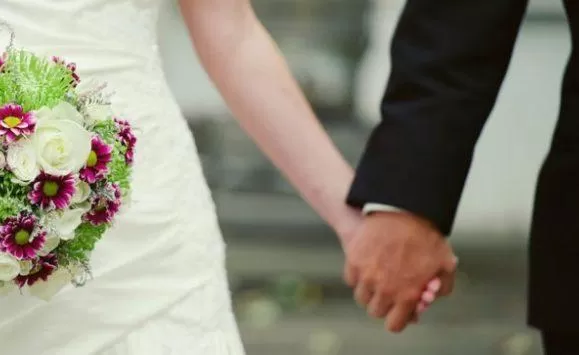 تزوج من زوجة صديقه بحيلة ماكره وفي ليلة دخلتهم لم يستطع تمالك نفسه وكشف لها السر الذي جعلها تقتله على الفور