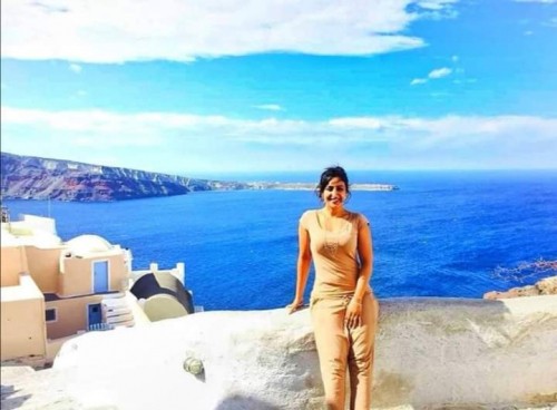 شاهد صورة لشابة يمنية حسناء زارت 47 دولة لوحدها تشعل مواقع التواصل