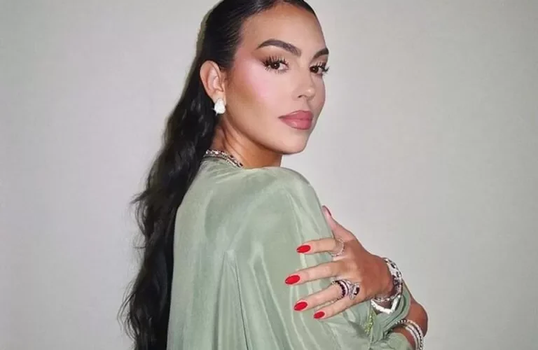 شاهد: جورجينا تشعل السعودية بفستان جريء جداً .