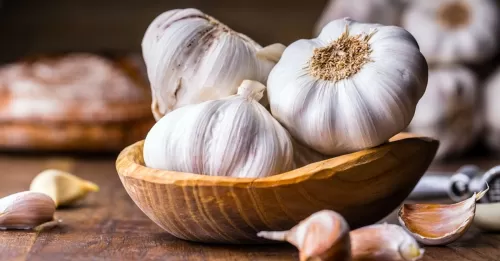 إليكم فوائد أكل الثوم قبل النوم