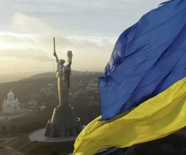 لتجنب الحرب .. اوكرانيا تخضع لروسيا وترفع الراية البيضاء