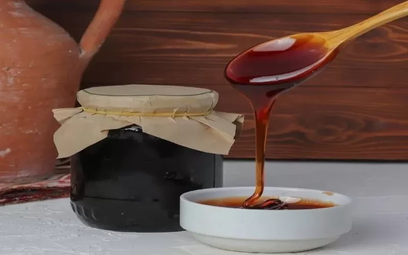 ما هو العسل الأسود؟ وهذه هي فوائده الرهيبة للرجال