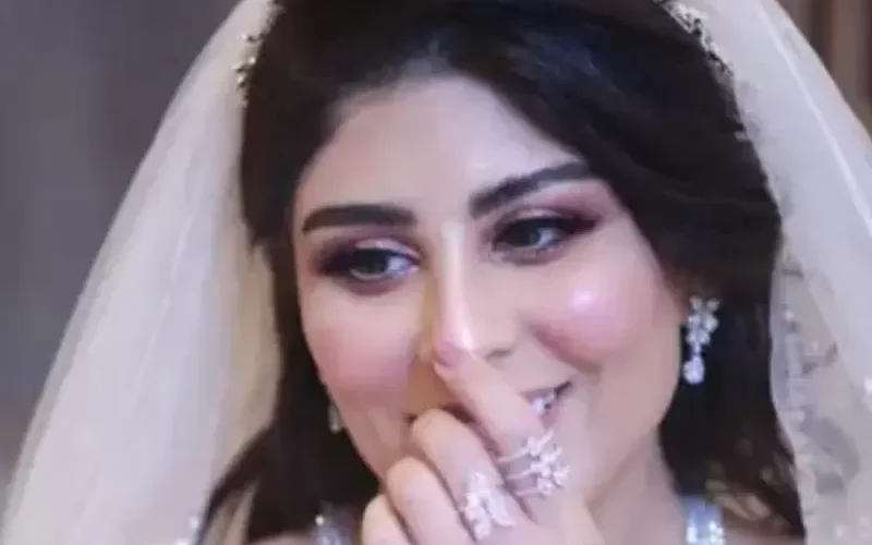 فنانة خليجية انتفضت من على سرير ليلة دخلتها لتطلب الطلاق بعد ان اكتشفت السر الذي كان يخفيه عنها عريسها وتتحدث للجميع دون خجل عن التفاصيل
