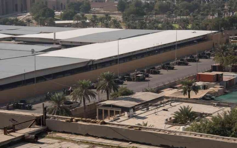 أربعة صواريخ تدك السفارة الأمريكي في هذه الدولة العربية يعقبها تحليق مكثف للطيران ( تفاصيل )