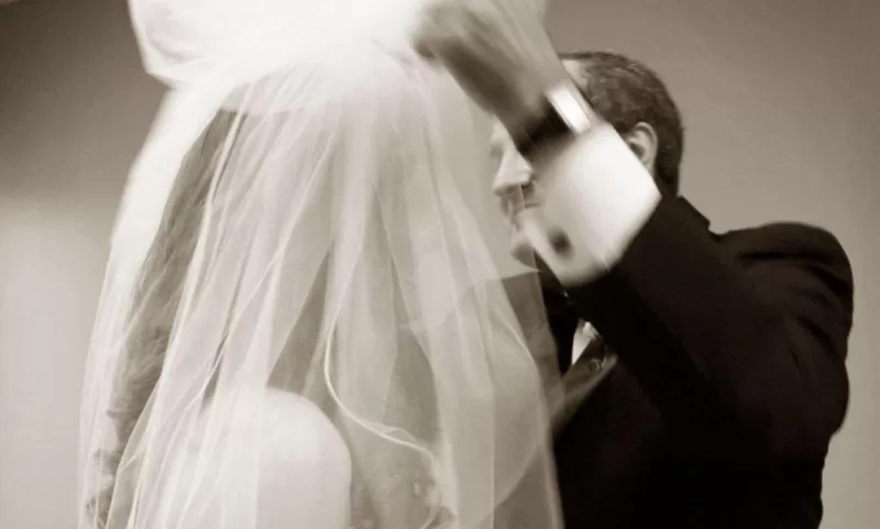 اغبى عريس في العالم لم يستطع ان يتحكم بلسانه فرمت به عروسته من على سرير ليلة الدخلة ودمرت حياته في لحظات