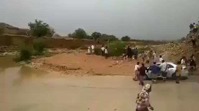 بالفيديو … سيل يباغت شبان في حضرموت حاولوا إخراج سيارة متوقفة في مجراه