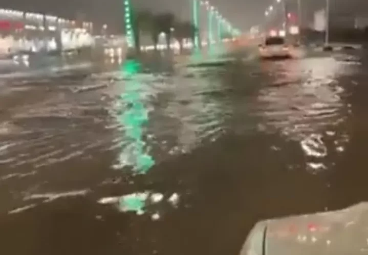 امطار غزيرة وعواصف رعدية وأتربة مثيرة على ثلاث مناطق سعودية غداً..(صور)