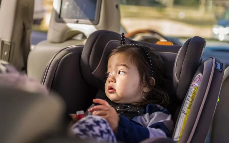 خبير مروري سعودي يحذر من ترك الطفل وحده داخل السيارة. قد يفارق الحياة بلمح البصر لهذا السبب