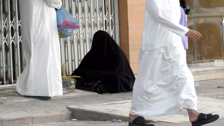 ضبط عجوز متسول في السعودية بحوزتها 132 ألف ريال تدعي الحاجة -فيديو