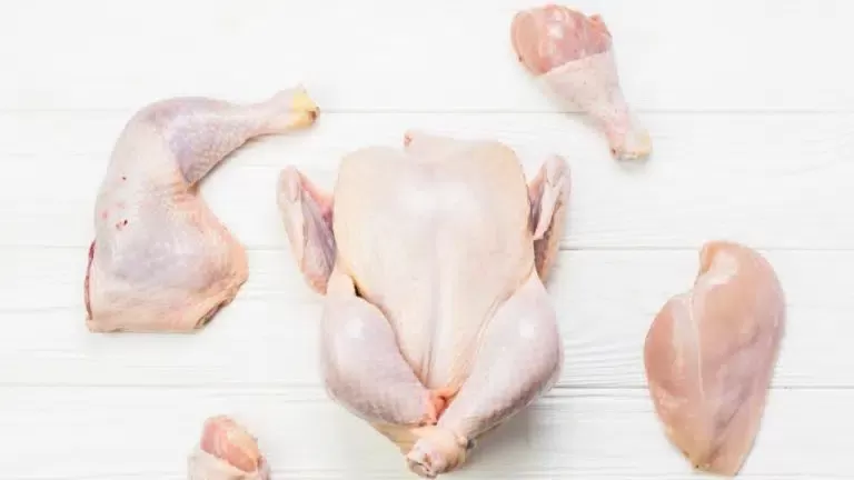 طريقة غسل الدجاج قبل طبخه وتنظيفه بدون ماء