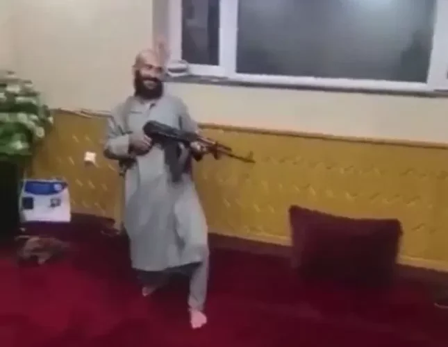 شاهد.. مقاتل من “طالبان” يرقص بالرشاش على أنغام الموسيقى والأغاني المحلية