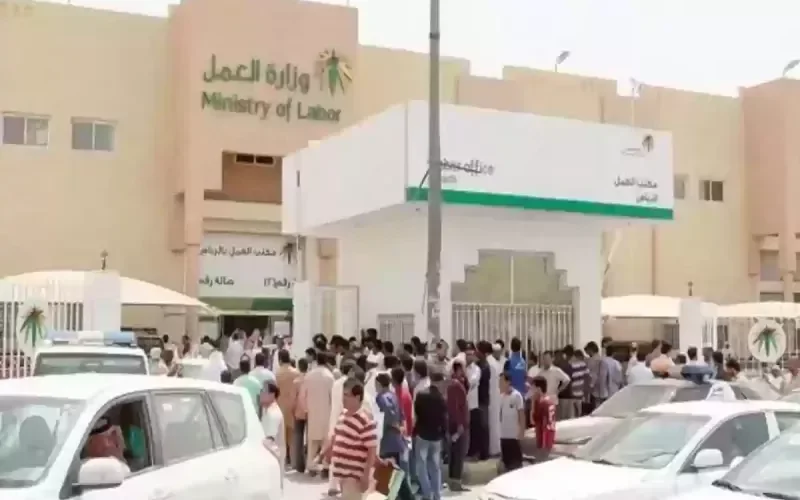 الموارد البشرية تنشر تفاصيل  القرار الذي انتظره ملايين المقيمين في السعودية وتعلن الغاء نظام الكفالة عن جميع المهن في المملكة وهذا هو النظام البديل