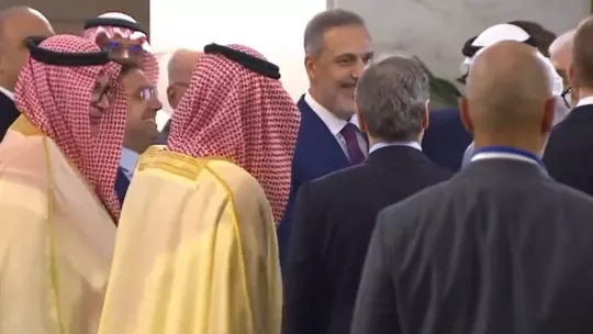 فيديو يشعل السعودية لطريقة تعامل محمد بن زايد مع وزير داخلية المملكة في اجتماع دولي في إيطاليا