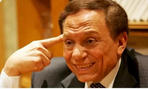 عادل امام يضحك في جنازة والده وصدم الجميع بما فعله والتفاصيل لا تصدق عن الزعيم الذي احبه العرب