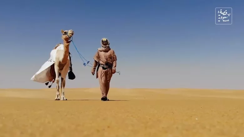 فيديو يشعل السعودية لمواطن يمشي في صحراء الربع الخالي وحيداً مع ناقته لمسافة 200 كيلو لهذا السبب