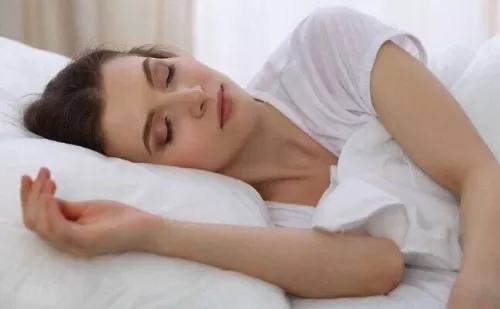 أسباب وخز وتنميل اليدين أثناء النوم.. هل تدعو للقلق؟