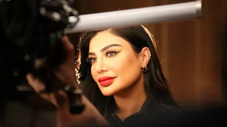 في إطلاله شبه عــــارية شاهد الفنانة آمل العوضي وهي تثير الغرائز