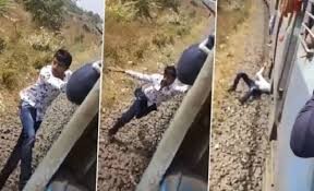 شاهد.. شاب يسقط أسفل عجلات القطار أثناء تصوير فيديو تيك توك TikTok