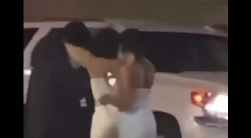 بالصور فتيات بملابس فاضحة في أهم شوارع السعودية تثير السخط وتتصدر المواقع